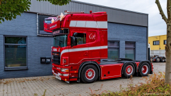 20251019-Tom-Holding-00280